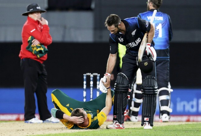 New Zealand's Grant Elliot (R) helps South Africa's bowler Dale Steyn up after New Zealand won their Cricket World Cup semi-final match in Auckland. Grant Elliott