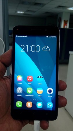 Measuring 152.9 x 77.2 x 8.7 mm and weighing 165g, the Huawei Honor 4X looks impressive and also feels quite ergonomic in hand. Flaunting a 5.5-inch HD display with 720x1280 pixels resolution at a pixel density rate of 267PPI, the device lacks the Corning Gorilla glass protection. Huawei Honor 4X Front View