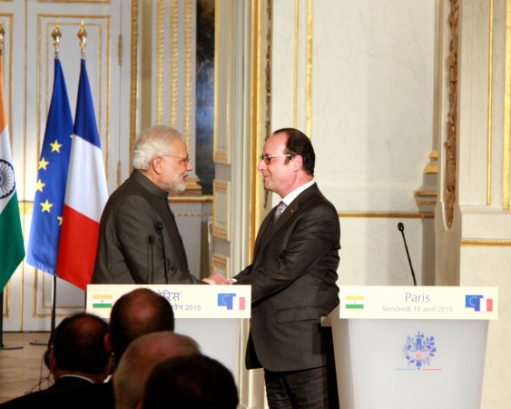 French President Francois Hollande(R) shakes hands with visiting Indian Prime Minister Narendra Modi during the press conference in Paris, France, on April 10, 2015. India will buy 36 Rafale fighter jets from France, Indian Prime Minister Narendra Modi announced Friday on his first day of visit in France. modi france