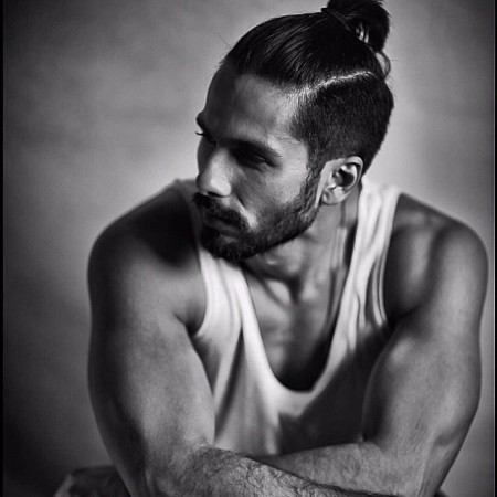 Shahid Kapoor Flaunts his Abs