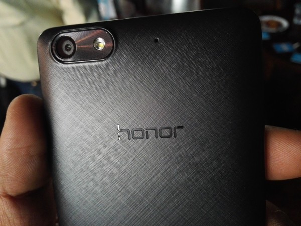 Honor Bee features similar textured back cover of Honor 4X, which gives a superior look to the device Honor Bee features similar textured back cover of Honor 4X, which gives a superior look to the device