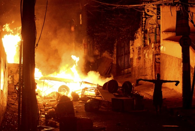 Woman Set Ablaze her in-law's house and burn alive ausband and 6 others. woman set ablaze in-law's house