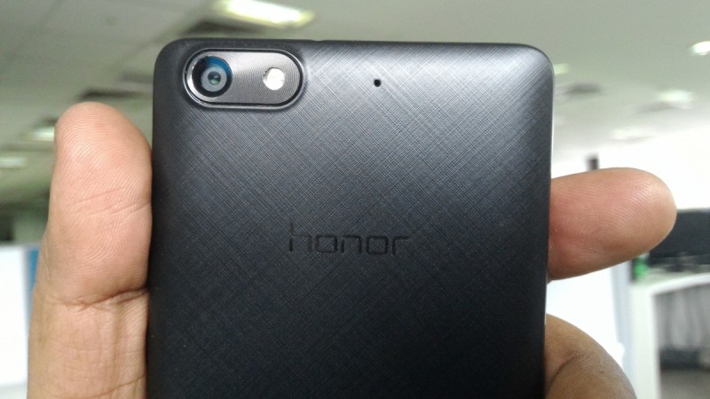 Huawei Honor 4C Review, the 13MP rear camera has been housed on the top left