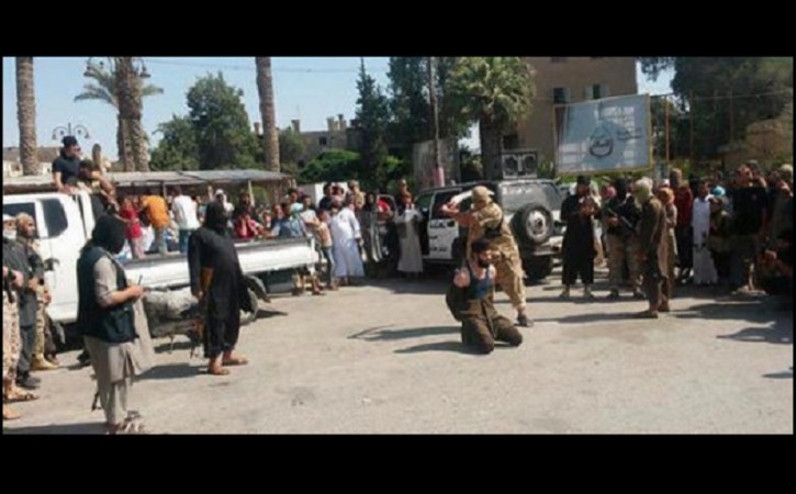 Isis has beheaded as senior Nusra leader in Raqqa.