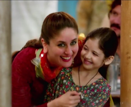 Kareena Kapoor and Harshaali Malhotra in Bajrangi Bhaijaan Kareena Kapoor and Harshaali Malhotra in Bajrangi Bhaijaan