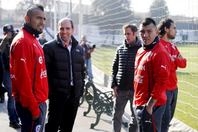 Arturo Vidal to Arsenal transfer rumours refuse do die down Arturo Vidal Gary Medel Chile