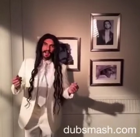 Ranveer's Return Gift to Hrithik is the Epic Dubsmash of Taher Shah's 'Eye To Eye' Ranveer's Return Gift to Hrithik is the Epic Dubsmash of Taher Shah's 'Eye To Eye'