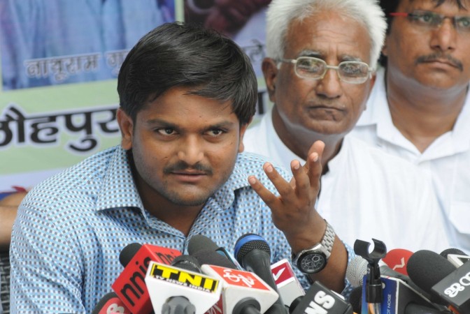 Hardik Patel, Nitish Kumar join hands against BJP in Gujarat. Hardik patel