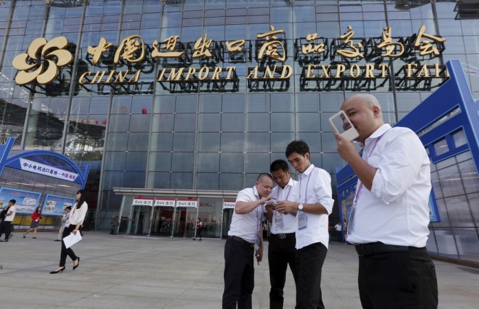Chinese exhibitors use their smartphones
