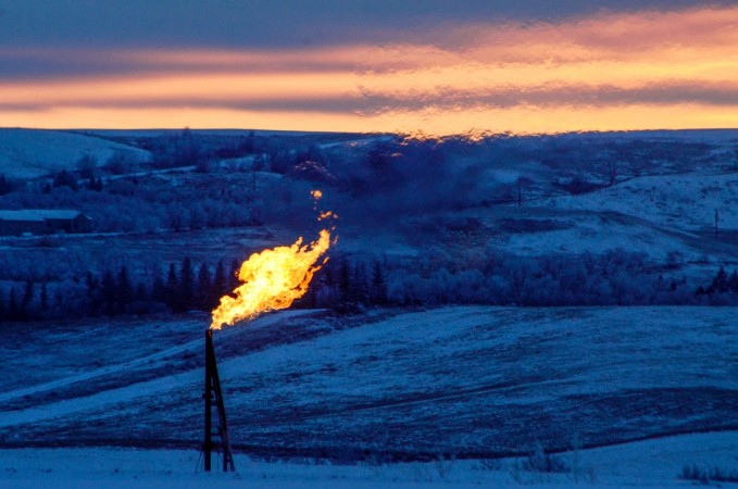 Oil prices fall as Canada oil sands fields gradually return