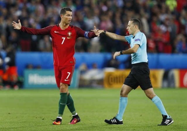 Cristiano Ronaldo Cuneyt Cakir Portugal