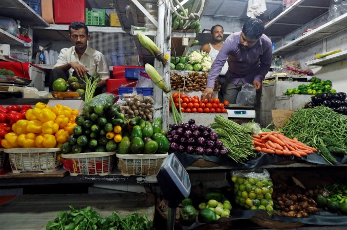 Vegetable vendors wait for customers at a market in Mumbai, India, July 12, 2016. inflation pay commission retail cpi wpi wholesale salary hike central govt pensioners 7th cpc staff central modi government