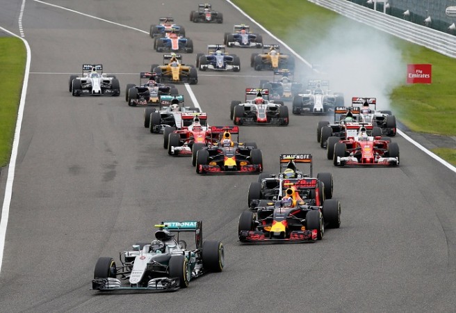 Nico Rosberg makes a clean start at the Japanese GP as Lewis Hamilton struggles at the back, October 9, 2016 Nico Rosberg Mercedes Japanese GP