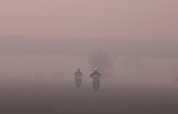 Commuters make their way amidst the heavy smog in New Delhi, India, October 31, 2016. Commuters make their way amidst the heavy smog in New Delhi