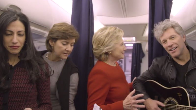 Hillary Clinton accepts Mannequin challenge aboard a flight. Mannequin challenge
