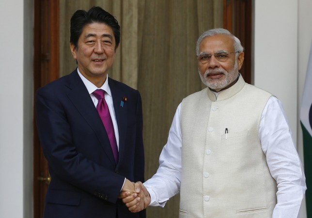 Japan's Prime Minister Shinzo Abe (L) with his Indian counterpart Narendra Modi modi abe