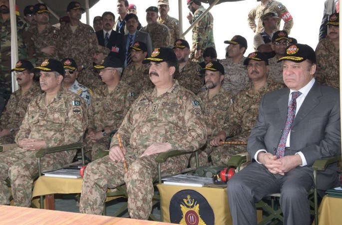 Pakistani PM Nawaz Sharif and Pakistani Army Chief General Raheel Sharif witnessing exercise Raad ul Barq on 16 November 2016. Pakistani military drills near India border