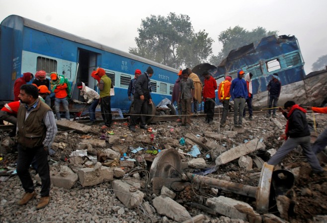 Rescue workers search for survivors at the site of Sunday's train derailment in Pukhrayan, south of Kanpur city, India November 21, 2016. Train accident