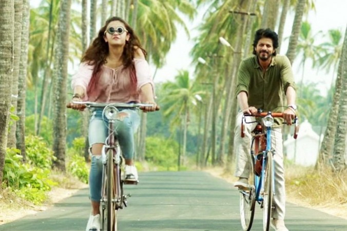 Dear Zindagi first day box office collection: Alia Bhatt-SRK's film gets average opening. Pictured: Dear Zindagi still Dear Zindagi still