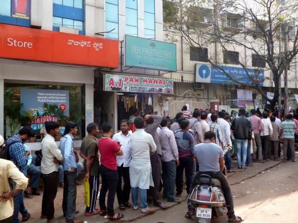 People standing outside banks to exchange demonetised notes demonetisation gdp q2 data growth rate cut nomura analysts rbi mpc meet december 6 and 7 focus shifts to urjit patel modi bank queues sbi bob salary pay day