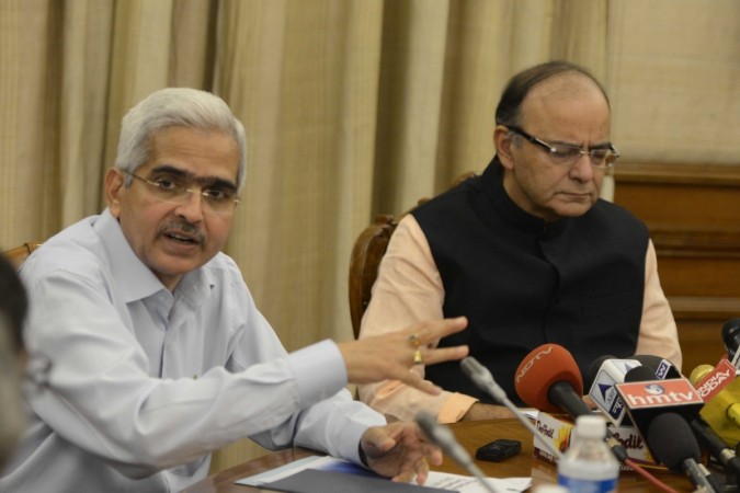 Economic Affairs Secretary Shaktikanta Das (L) seen with Union Finance Minister Arun Jaitley (R). shaktikanta das demonetisation arun jaitley raids income tax gold real estate arun jaitley modi criticism cash seized wealth undisclosed income bank officials suspended