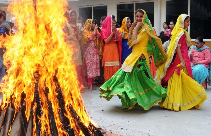People celebrate <span>Lohri</span> in Amritsar Lohri