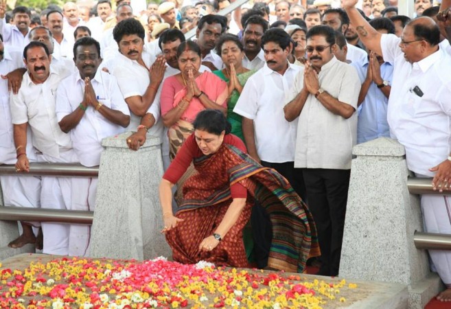Sasikala slapping the samdhi