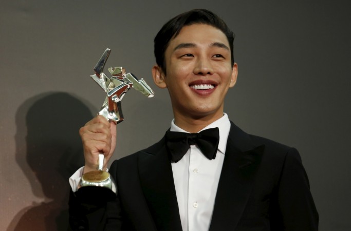 Yoo Ah-in poses with his trophy Yoo Ah In