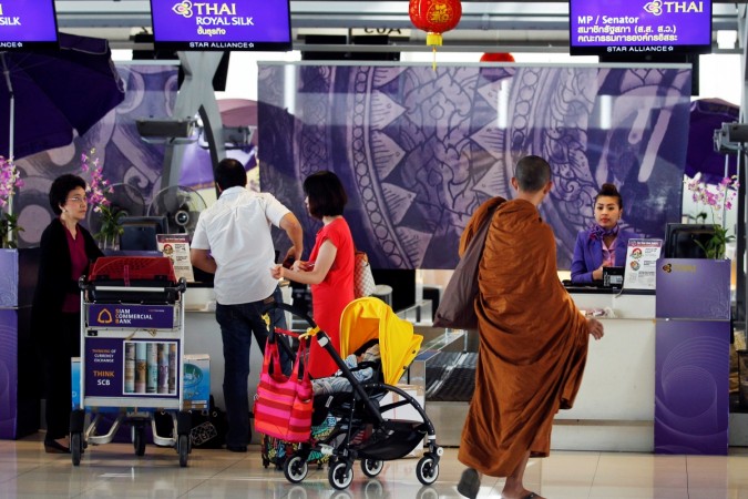 Passengers check in at Thai Airways counters at Bangkok's Suvarnabhumi Airport February 23, 2015. thai airways, thai airways reports profit after 4 years, thai airways revenues, thai airways flights, thai aviation