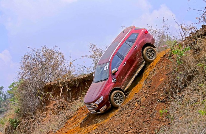 Ford Endeavour at a steep incline Ford Endeavour, Ford Endeavour India, Ford Endeavour new price