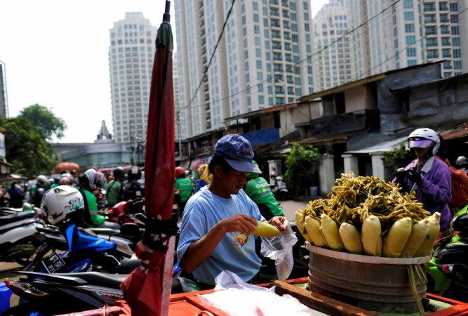 A street vendor prepares food for customers on his stall in Jakarta, Indonesia, November 10, 2016. outbound tourism, indian tourists in singapore, stb, indian tourists to singapore 2016, top destinations for indian travellers