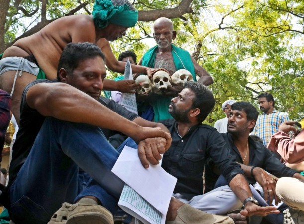 Actors Vishal Krishna and Prakash Raj join drought affected farmers from Tamil Nadu who are staging a sit-in demonstration at Jantar Mantar in New Delhi on March 24, 2017. Tamil Nadu Farmers