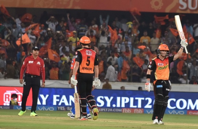 David Warner acknowledges the applause after completing his half-century against the Gujarat Lions, April 9, 2017 David Warner, Moises Henriques, Sunrisers Hyderabad, Gujarat Lions, IPL 2017
