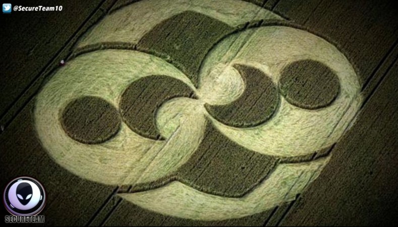 It was further discovered that the design carved on the alien artifact matched with a crop circle which was spotted 8 years earlier in Lexington, England. ufo, Rosewell crash, Roswell Rock, alien, mystery, controversy, crop circle,