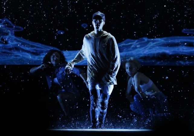 Justin Bieber performing Sorry at American Music Awards in 2015 Justin Bieber india tour purpose tour