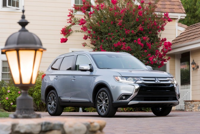 New Mitsubishi Outlander will be offered only in 2.4-litre petrol engine. 2017 Mitsubishi Outlander