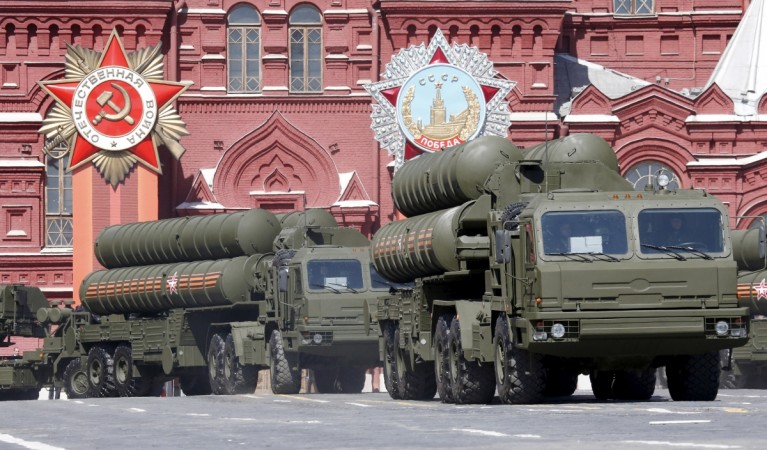 Russian S-400 air defence mobile missile launching systems drive during a rehearsal for the Victory Day parade in Red Square in central Moscow, Russia, May 7, 2015. Russia will celebrate the 70th anniversary of the victory over Nazi Germany in World War Two on May 9. Russian S-400 air defence mobile missile launching systems