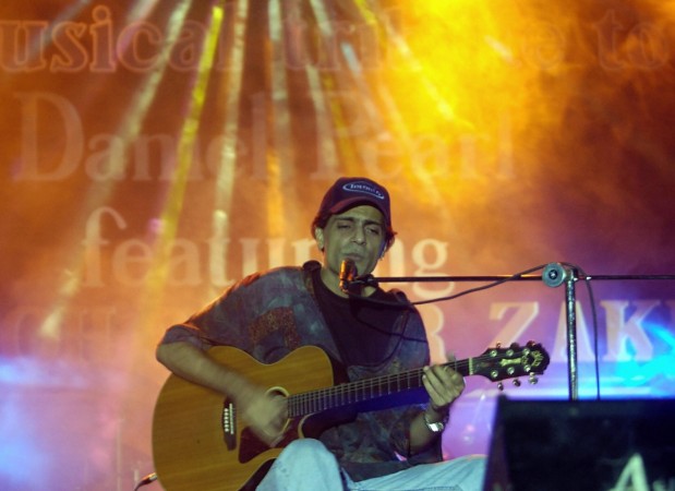 Pakistani singer Amir Zaki performs at the residence of US consul general in Karachi, October 4 2004. Pakistani singer Amir Zaki