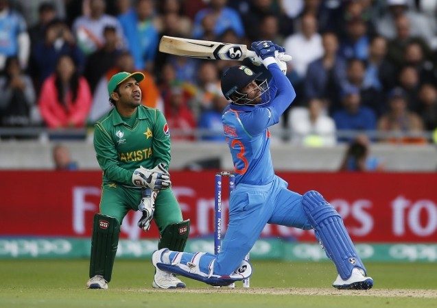 Hardik Pandya smashes a six in the final over of the India innings against Pakistan, June 4, 2017 Hardik Pandya, India, sarfraz Ahmed, Pakistan, ICC Champions Trophy 2017