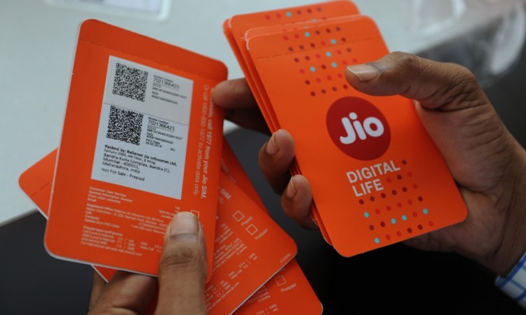 A customer selects his number of Reliance Jio Infocomm 4G mobile services in Mumbai on September 6, 2016. reliance, reliance jio, reliance industries, ril share price, mukesh ambani, india, telecom idea cellular, vodafone, subscriber