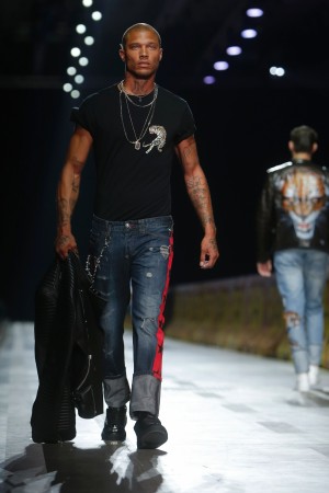 'World's hottest felon' Jeremy Meeks scorches the runway at Milan Fashion Week Jeremy Meeks