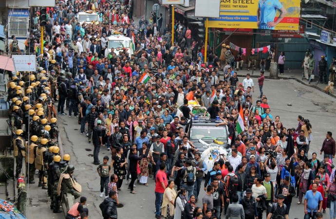 Supporters of the Gorkha Janmukti Morcha (GJM) rally as they carry bodies of protesters who were killed in clashes with security forces on Saturday, in Darjeeling, India June 18, 2017. Darjeeling