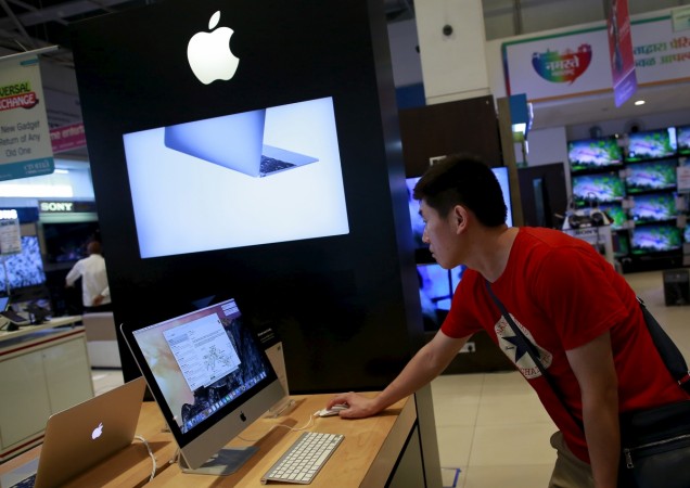 A man inspects an Apple iMac at an electronics store in Mumbai in this July 23, 2015, file photo. REUTERS/Danish Siddiqui Apple India