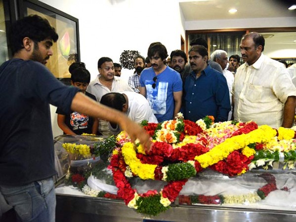 Ravi Teja is seen paying last respects to Rama Naidu Ravi Teja seen paying last respects to Rama Naidu