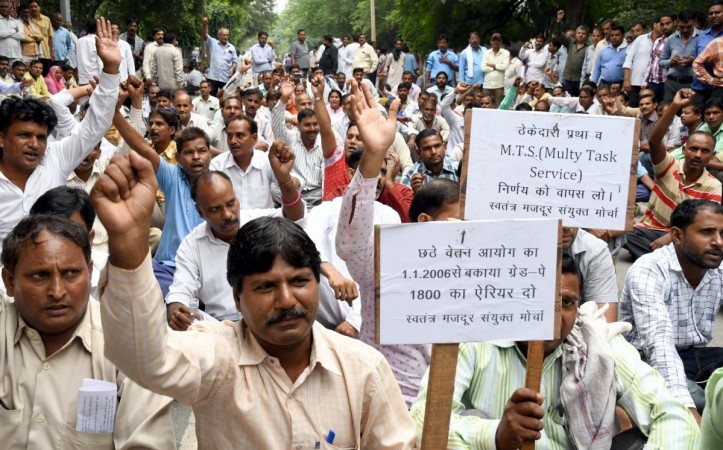 Municipal Corporations of Delhi employees stage a demonstration demanding implementation of 7th Pay Commission recommendations near LG house in New Delhi on Oct 5, 2016. (Photo: IANS) 7th Pay Commission