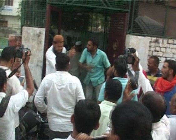 Screengrab of the imam being slpped and abused by the Bajrang Dal men after he refused to say 'Bharat Mata Ki Jai' and 'Vande Mataram' Imam Haryana
