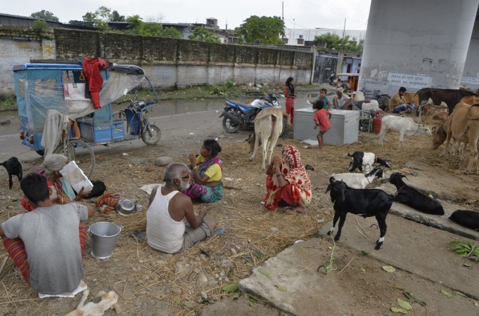 Evacuated Indian villagers shelter on the roadside after being displaced by flood waters in Kishanganj village in Bihar state on August 16, 2017. bihar floods
