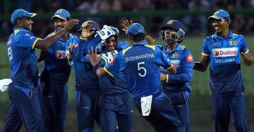 Sri Lankan players celebrate a wicket during a ODI. Akila Dananjaya, India vs Sri Lanka, 2nd ODI
