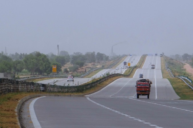 A view of the 6-lane, 205-km Yamuna Expressway, also called Taj Expressway, which links Greater Noida with Agra. Yamuna Expressway
