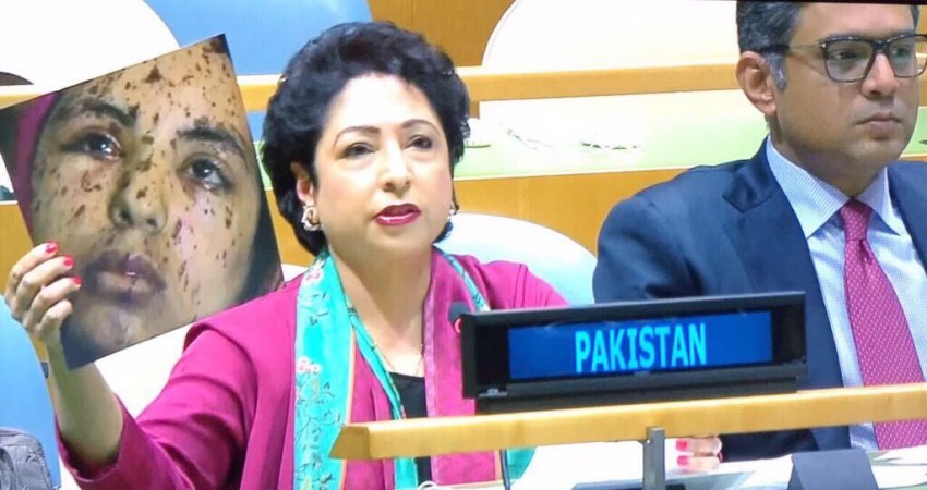 Pakistan's permanent representative to the UN, Maleeha Lodhi, shows the photo of a Palestinian girl as Pakistan's permanent representative to the UN Maleeha Lodhi